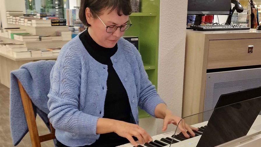 Iryna Riemann musiziert zu den Lesungen am Piano