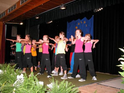 Tag der Städtepartner, eine Tanzgruppe mit Jugendlichen aus Brzeg Dolny performt auf der Bühne