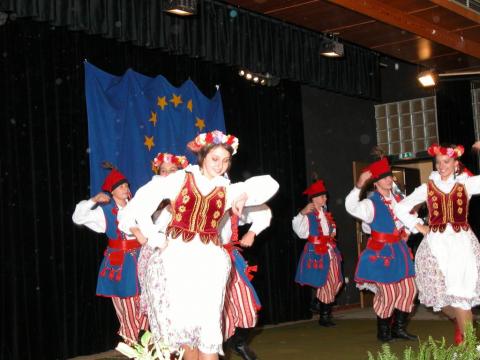 Tag der Städtepartner, eine Tanzgruppe aus Brzeg Dolny performt auf der Bühne