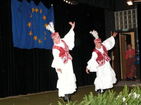 Tag der Städtepartner, eine Tanzgruppe aus Brzeg Dolny performt auf der Bühne