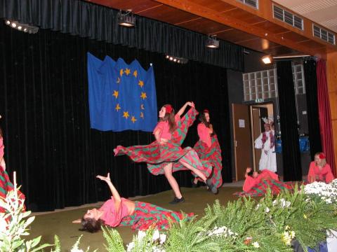 Tag der Städtepartner, eine Tanzgruppe aus Brzeg Dolny performt auf der Bühne